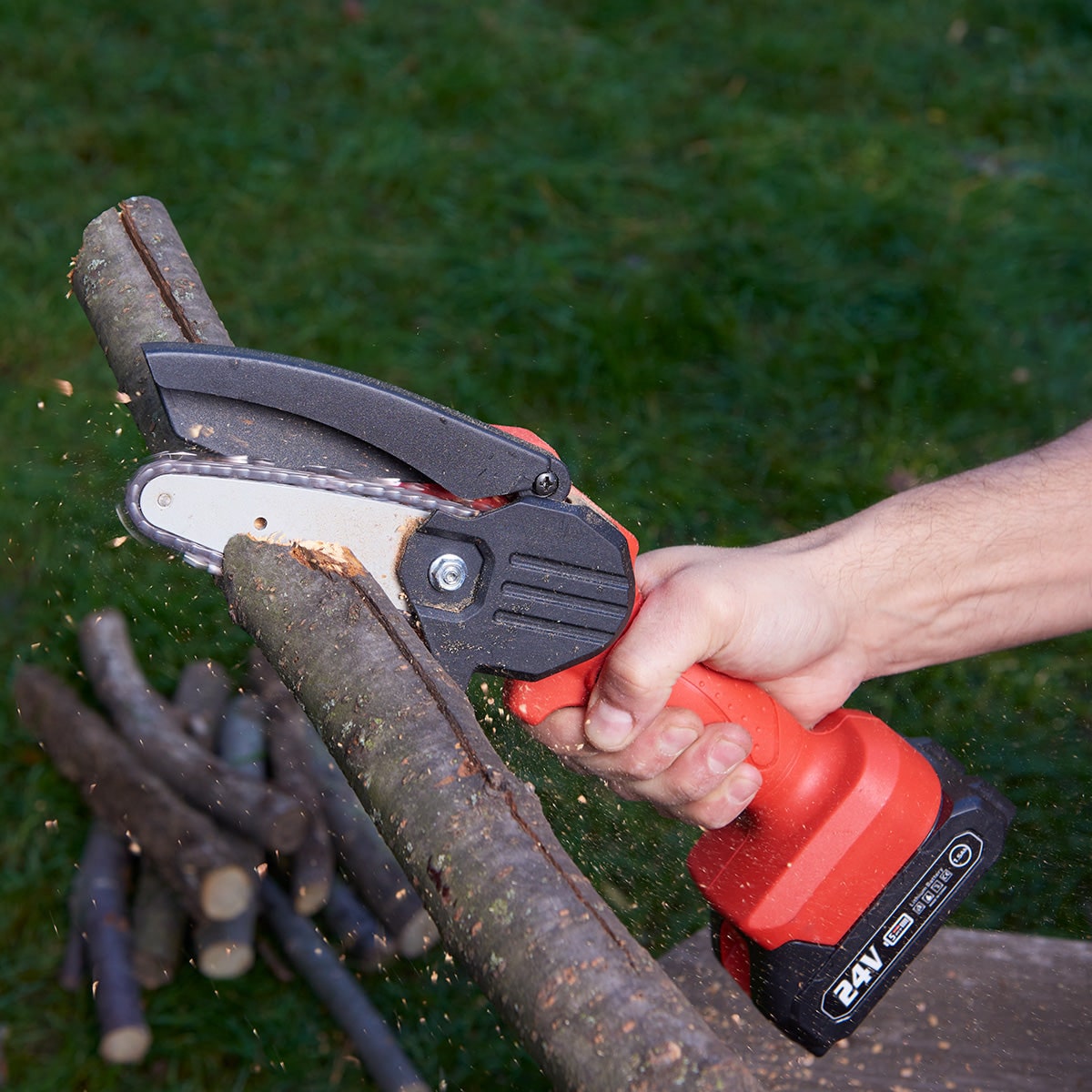 Compact Wireless Saw with Rechargeable 24V Battery and Safety Guard